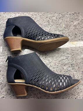 Easy Street Women's Cutout Peep-Toe Ankle boots in Navy Blue size 9.5 NWT